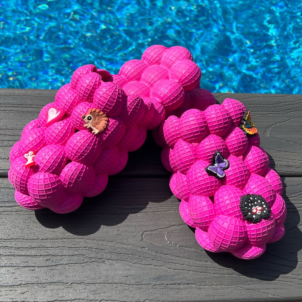 BUBBLE SLIDE PINK SLIPPERS with 6 Charms